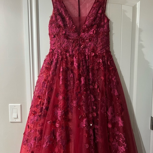 Basix black label gown - Picture 4 of 7